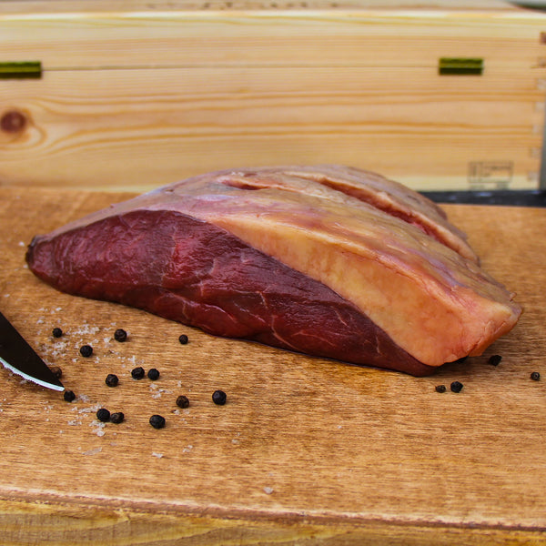 Taglio di carne di Bisonte con molto grasso di copertura dal colore rosso vivo e la forma allungata